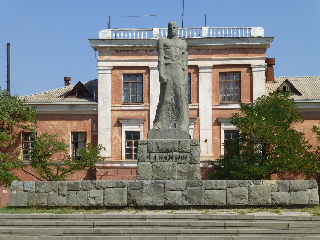 Памятник Назукина - Наиля 