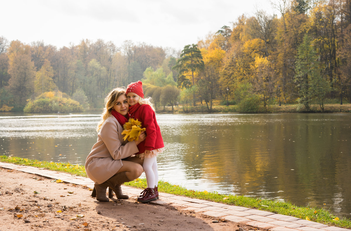 Мама и дочка осенью в парке - Ирина Вайнбранд