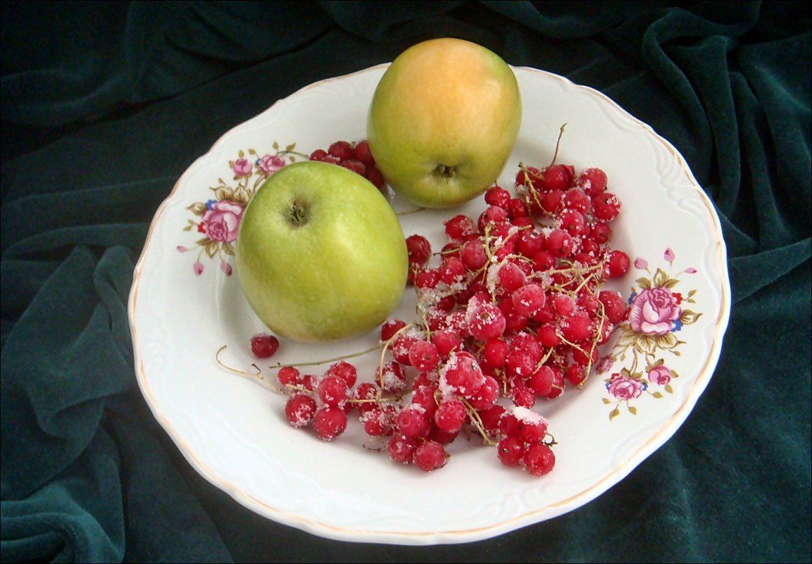 Яблоки и  замороженная смородина - Нина Корешкова