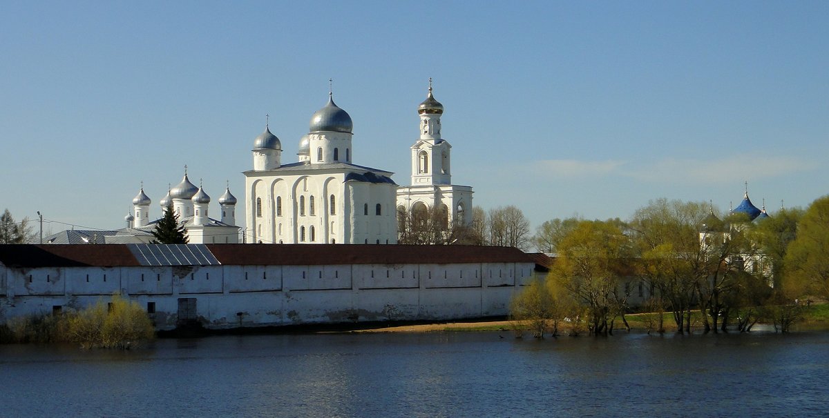 Вид на Свято-Юрьев мужской монастырь с теплохода - Елена Павлова (Смолова)