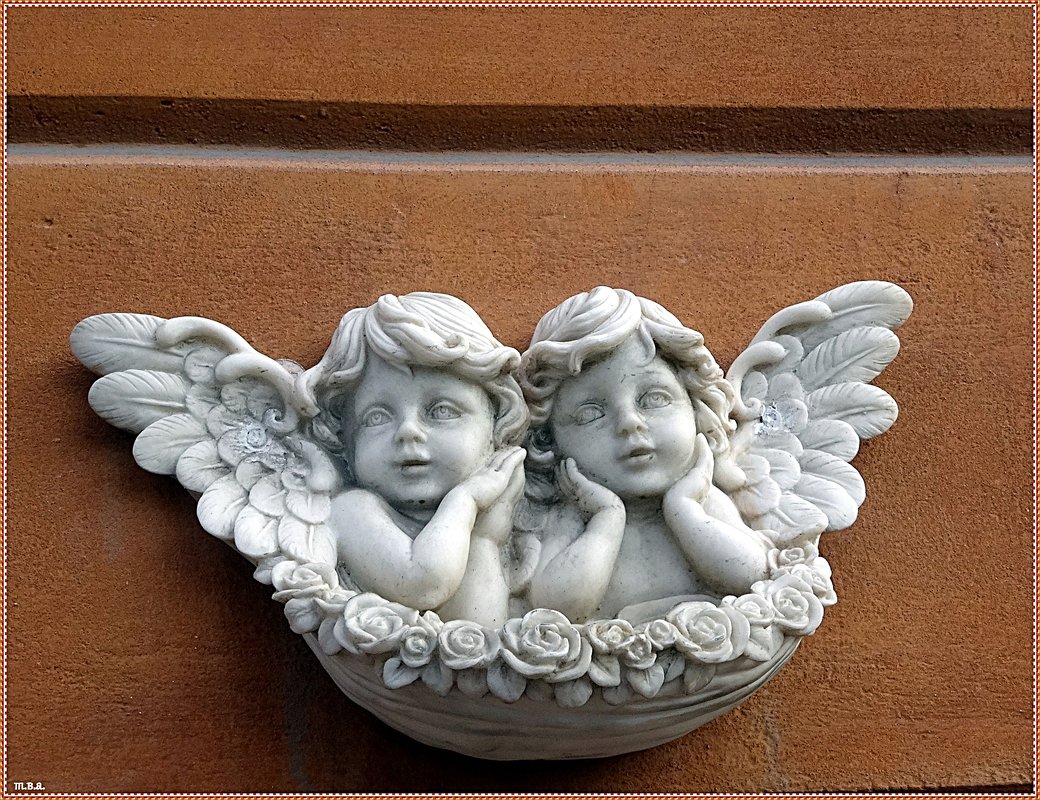 Барельеф в виде двух ангелочков - Вера 