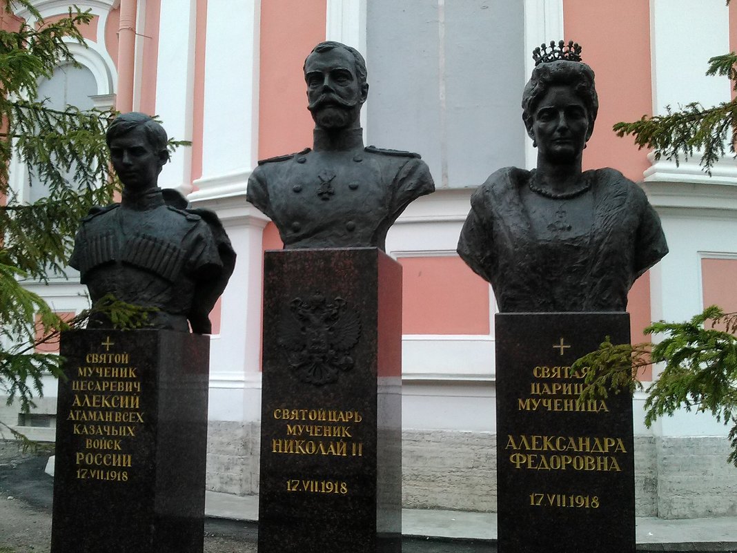 Памятник семье русского царя Николая 2 в Санкт-Петербурге. - Светлана Калмыкова