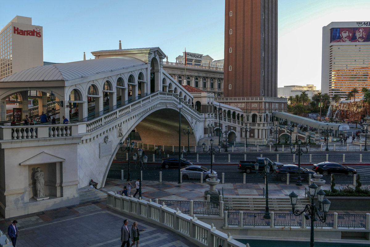 По мосту Риальто можно пройти внутрь отеля Венеция или выйти из него (Лас Вегас) - Юрий Поляков