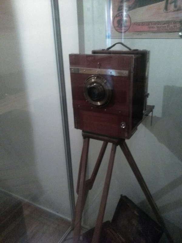 Старинный фотоаппарат со штативом. (Нач. 20 века, музей Петропавловская крепость). - Светлана Калмыкова