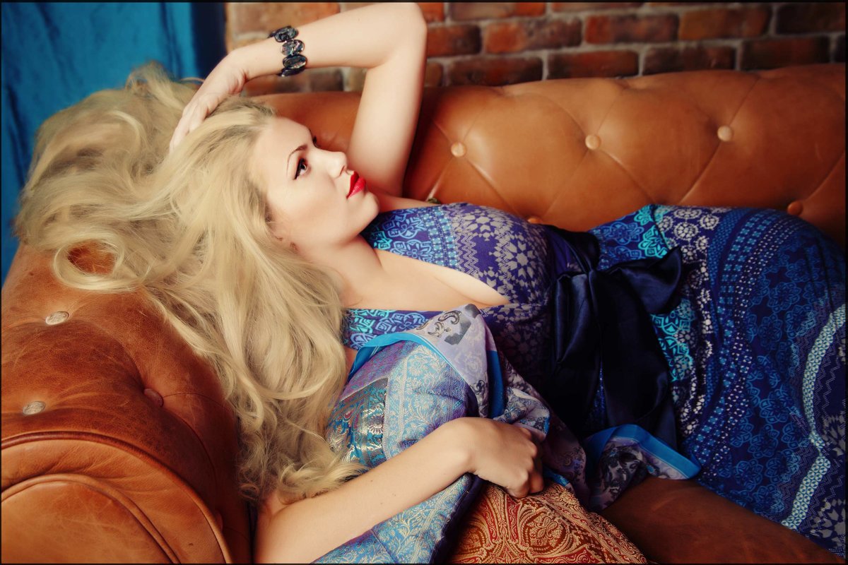 Девушка лежит на диване :: Виктория Балашова – Социальная сеть ФотоКто