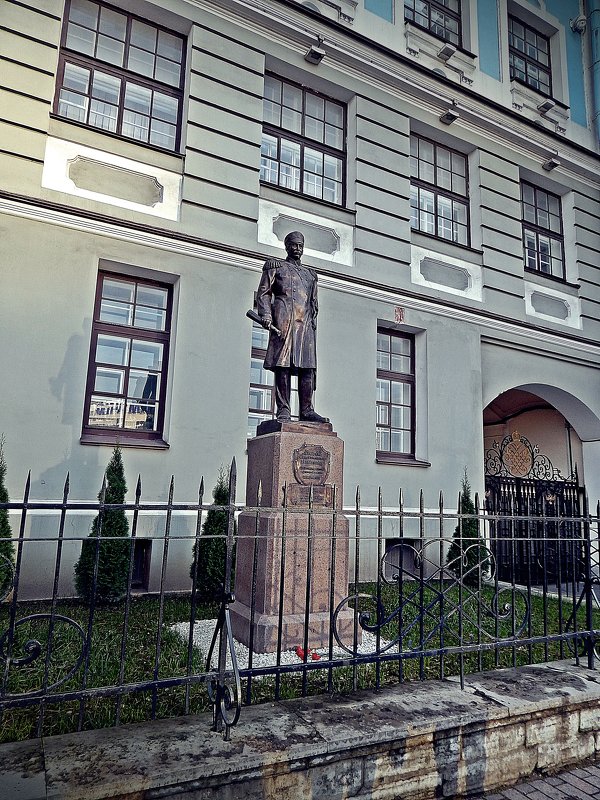 Памятник П.С.Нахимову. - Виктор Егорович