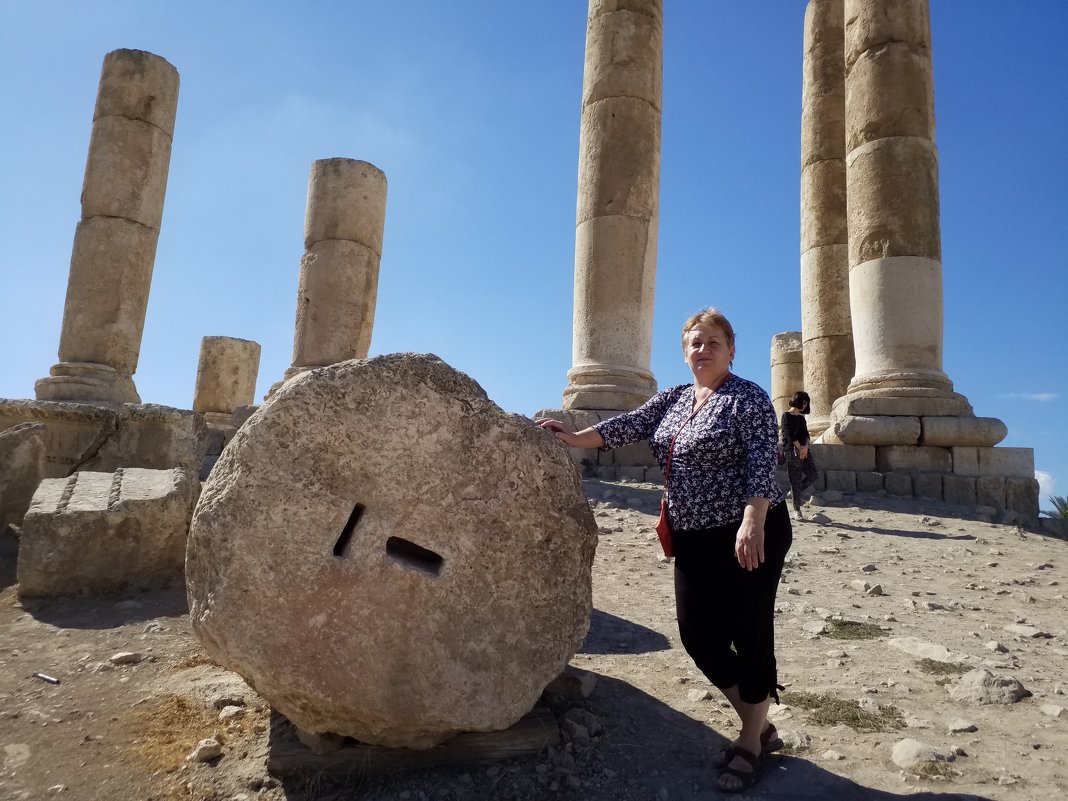 Туристка у среза античной 1в.н.э, колонны храма Геркулеса. - Жанна Викторовна