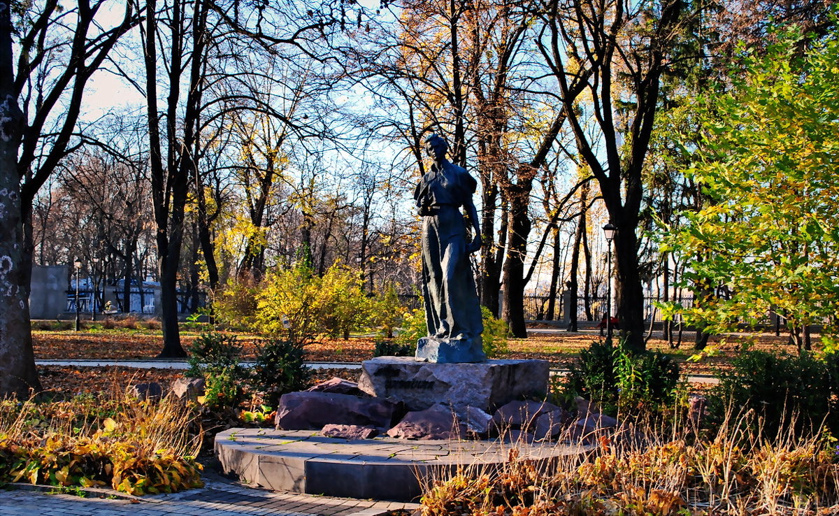 Памятник  поэтессе  Л. Украинки в Киеве - Владимир Бровко