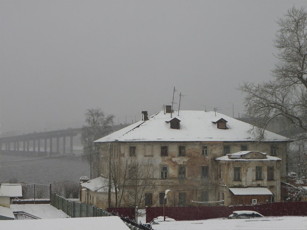 Старинный дом у моста через р. Волгу - Святец Вячеслав 