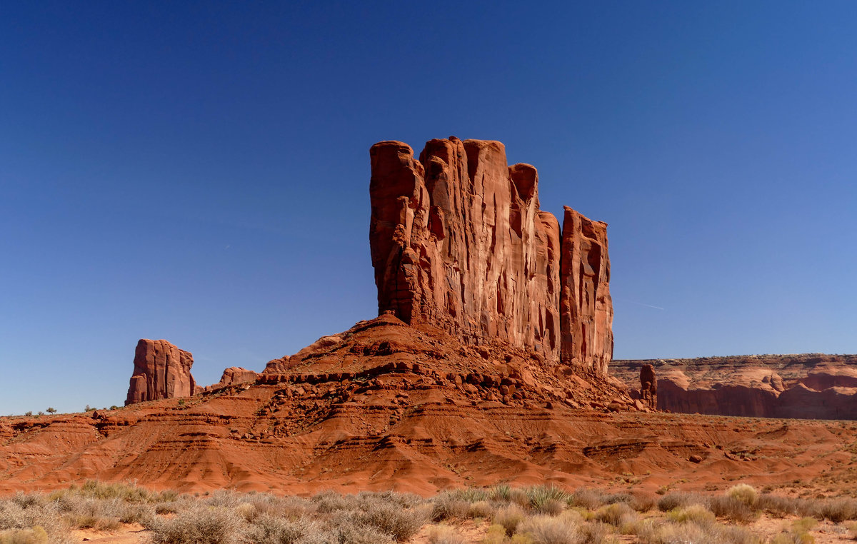 Проезжаем мимо скалы "Верблюд" (Camel Butte, Долина Монументов, США) - Юрий Поляков