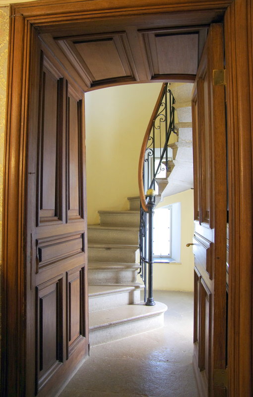 Внутренняя лестница на второй этаж - Валерий Новиков