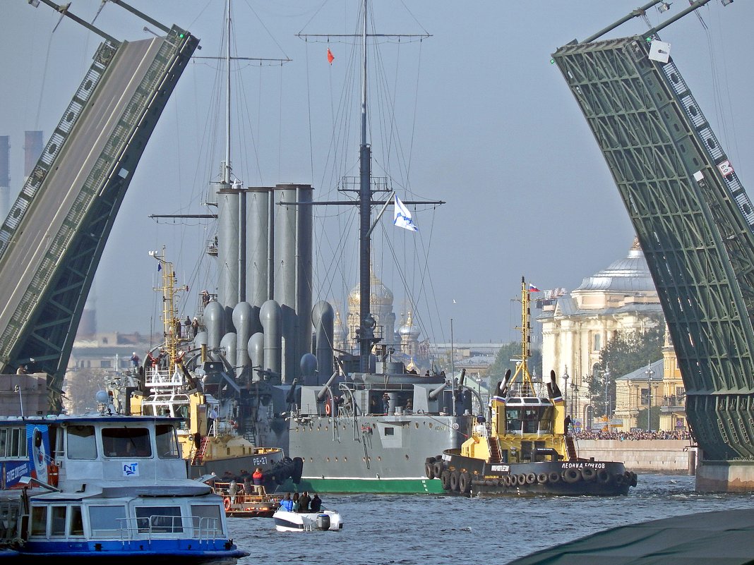 Проход крейсера Аврора под Дворцовым мостом. - Виктор Егорович