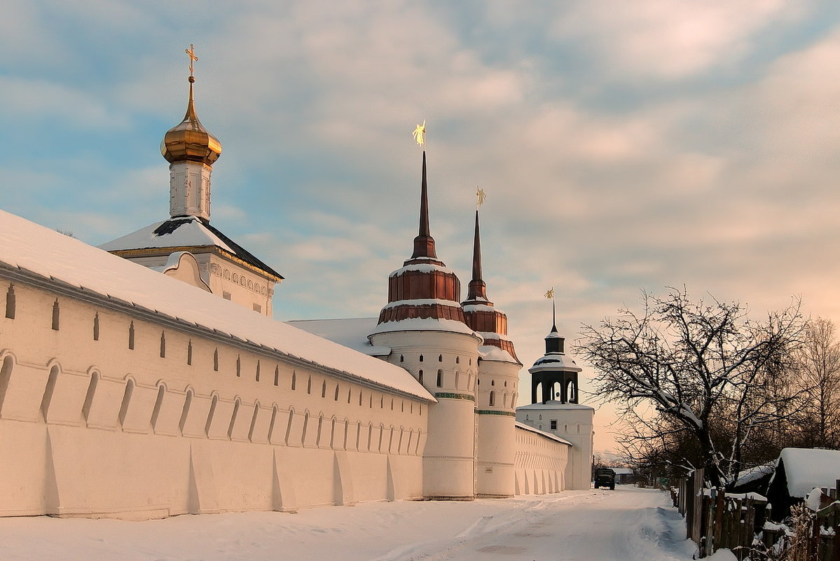 На закате январского дня, возле древних стен Толгского монастыря - Николай Белавин