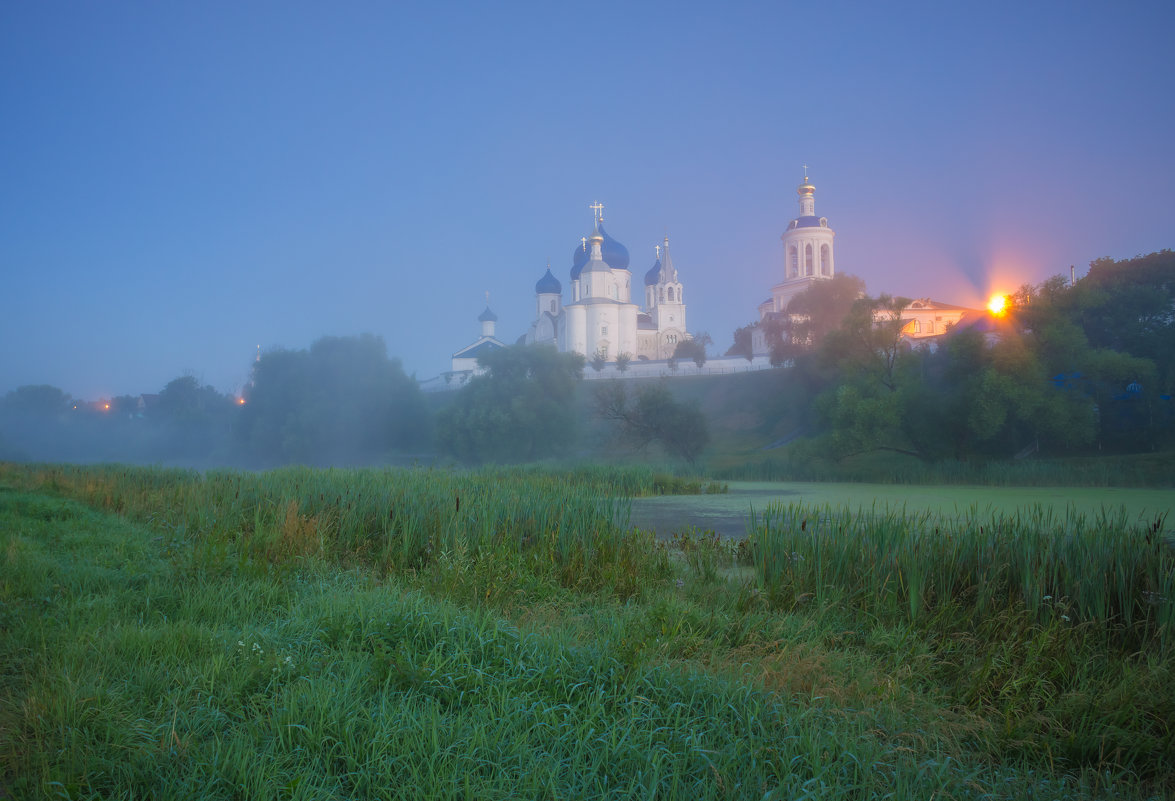 Свято-Боголюбовский монастырь в ночной туманной дымке. - Igor Andreev