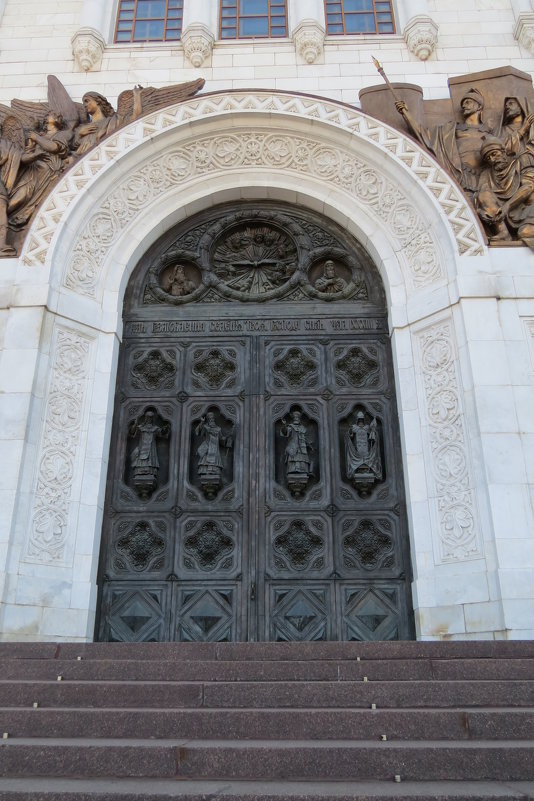 Средние врата собора - Вера Щукина
