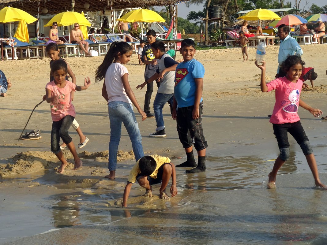 Индийские дети на пляже. - Чария Зоя 