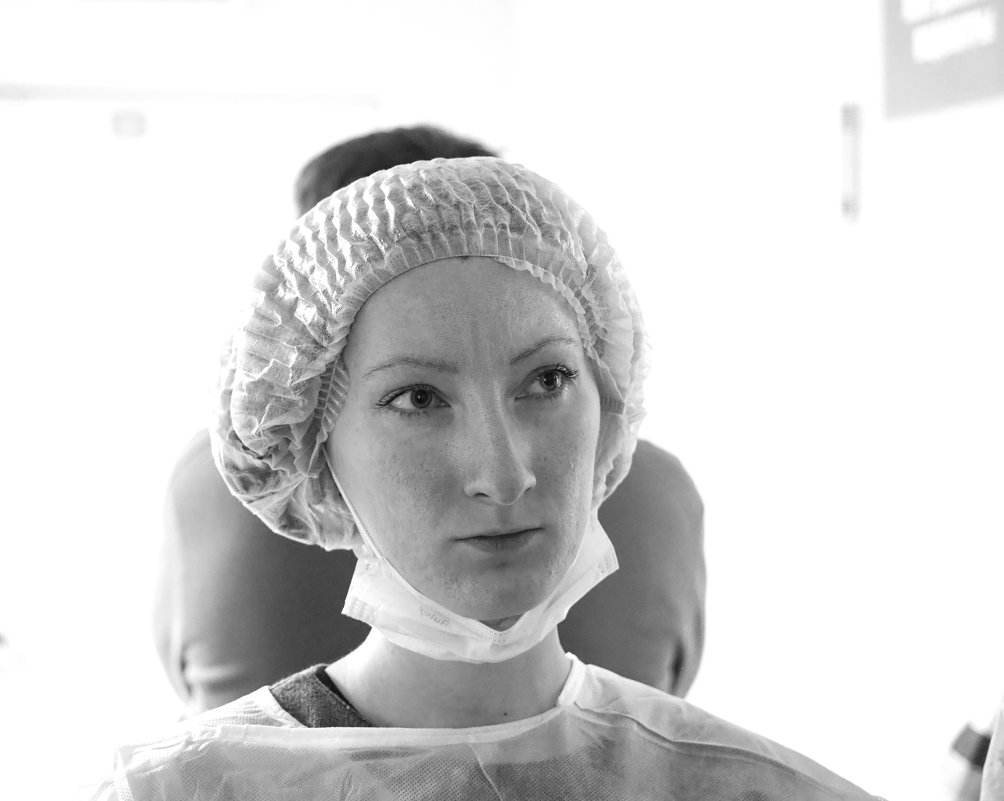 Портрет молодой женщины в больничном доме - Михаил Зобов