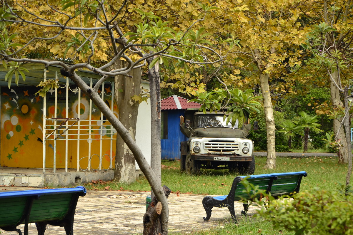 осенний дворик - Павел Пьяных