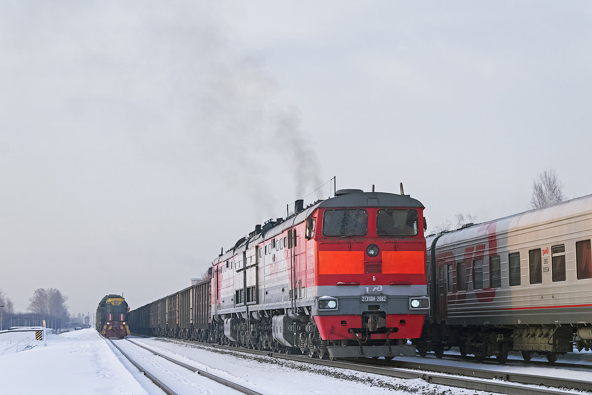 Грузовой поезд под тепловозом 2ТЭ10М-2082 на станции Зональный. - Иван Зарубин