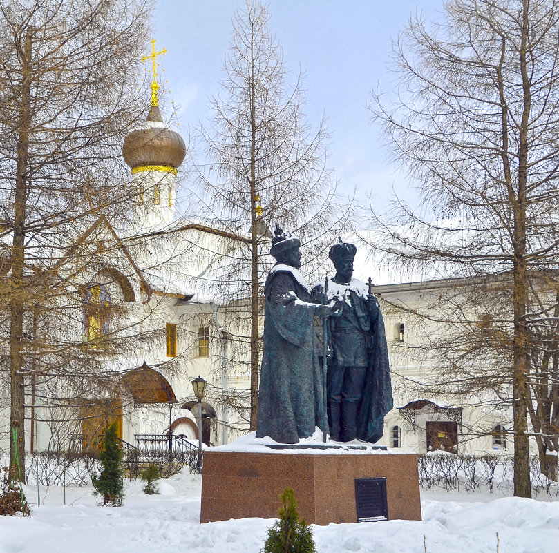 Памятник первому и последнему царю династии Романовых – Михаилу Федоровичу и Николаю Второму. - Oleg4618 Шутченко