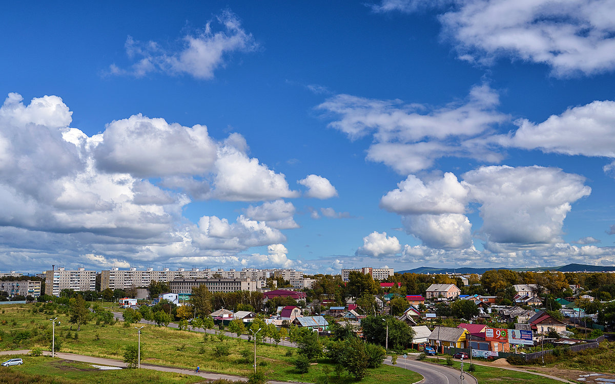 Плывут облака над городом. - Виктор Иванович Чернюк