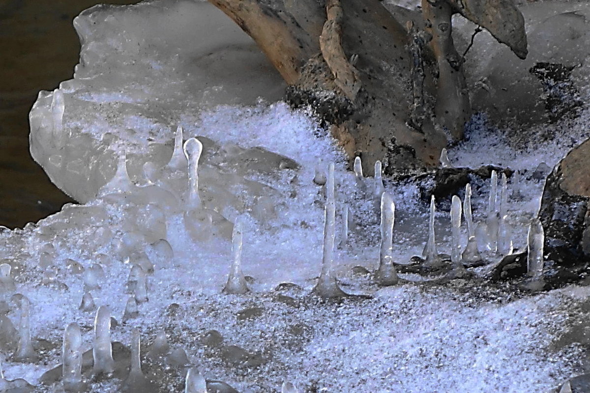 Ледяные сталагмиты на берегу моря - Маргарита Батырева