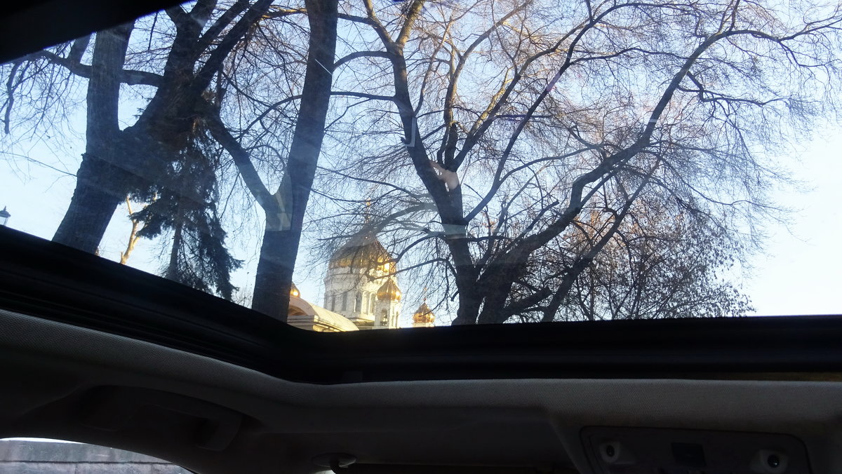Храм Христа Спасителя сквозь прозрачную крышу автомобиля - татьяна 