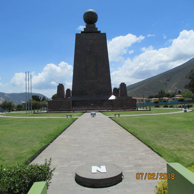 Mitad del Mundo (Средина мира). Эквадор - Лев 