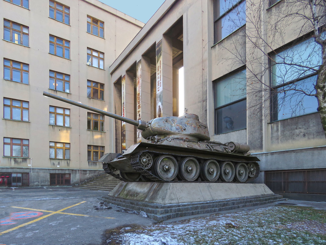танк T34-85 у музея  Армии.в Праге - ИРЭН@ .