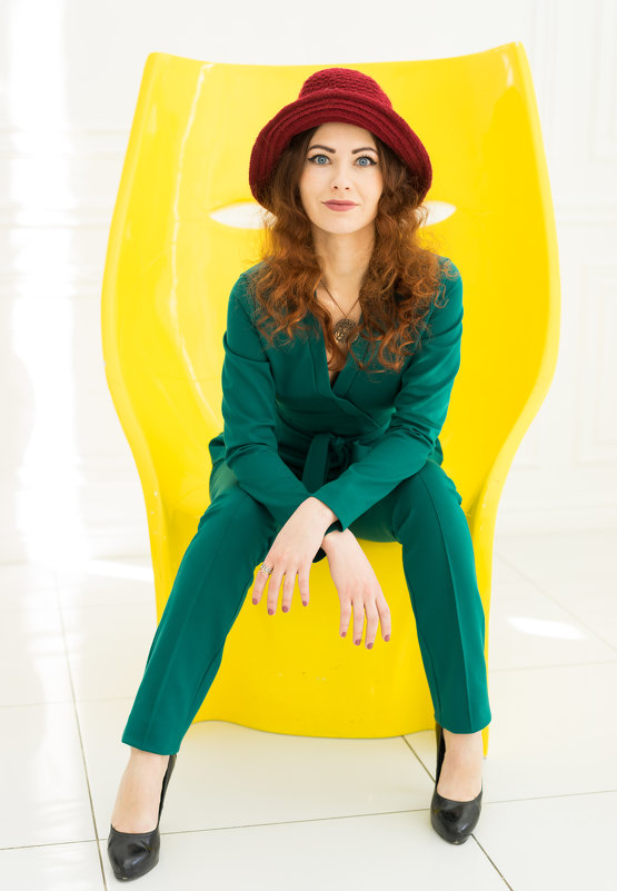Девушка в шляпе в желтом кресле - Ирина Вайнбранд