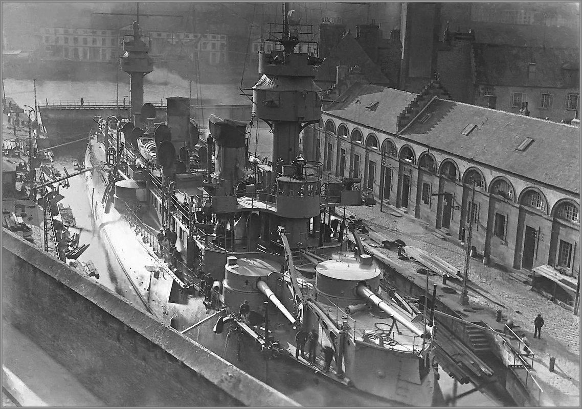 cruiser "Dupuy de Lôme", the first armoured cruiser, Brest arsenal drydock, early 1890s - Александр 