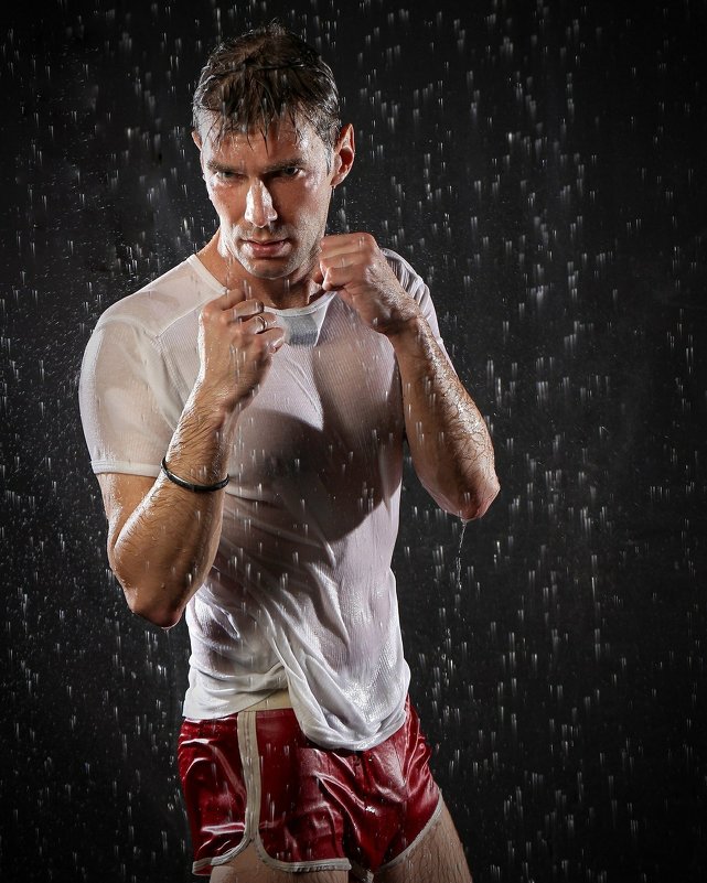 Аквафотосессия парни/ Спортивный парень в красных трусах и мокрой одежде  в воде - Akkelo _p_