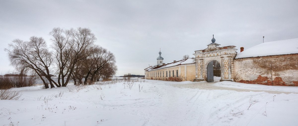 Стены Юрьева монастыря на берегу р.Волхов - Константин 