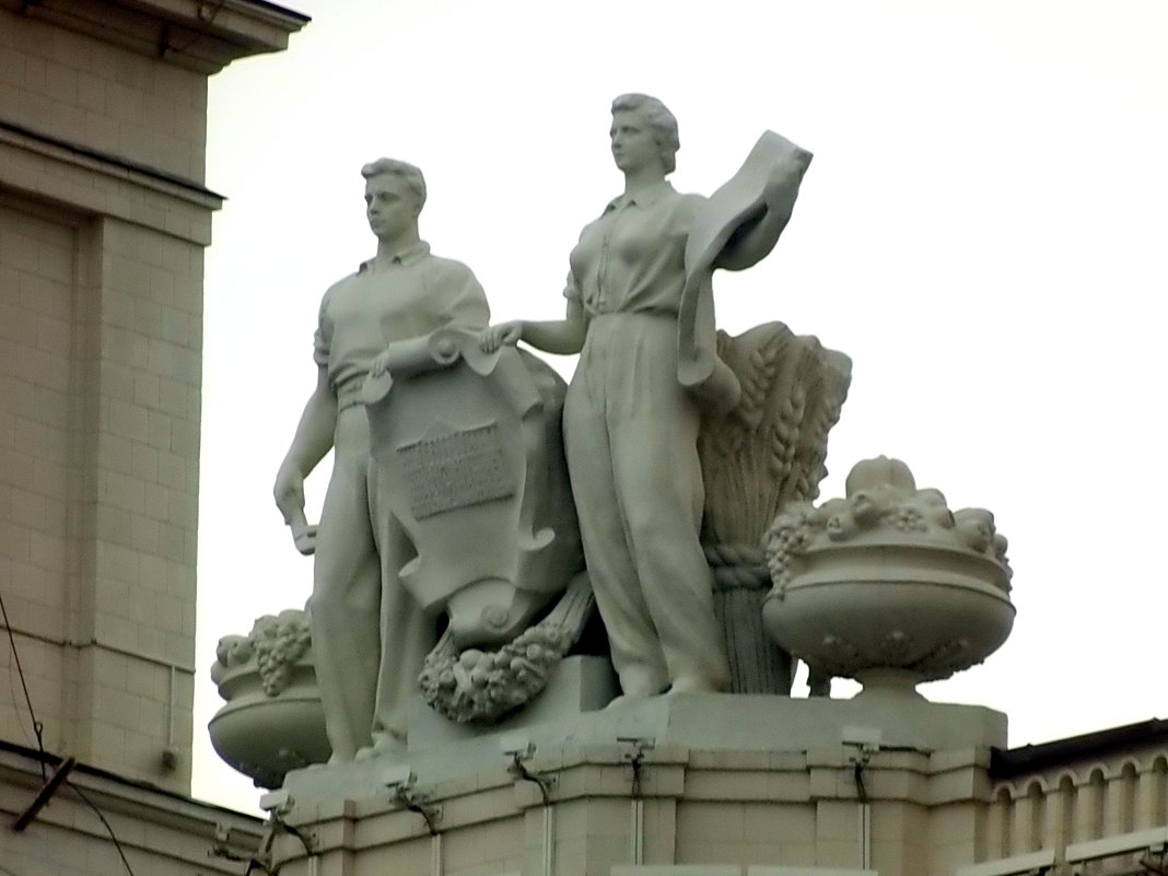 Скульптура на высотном здании, что на Котельнической набережной - Елена 