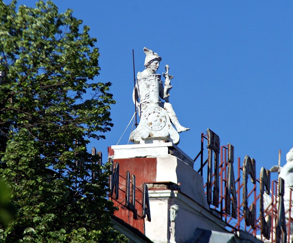Памятник паровозу на крыше - Александр Корчемный