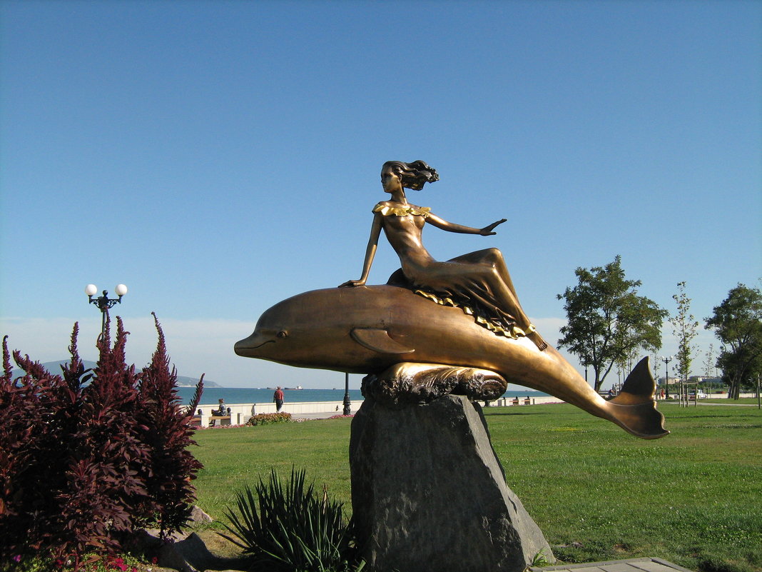 Новороссийск. Скульптура "Дельфин и русалка" - Larisa-A-T 