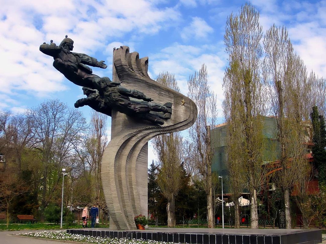 Памятник летчикам-героям 69-го истребительного авиаполка - Александр Корчемный