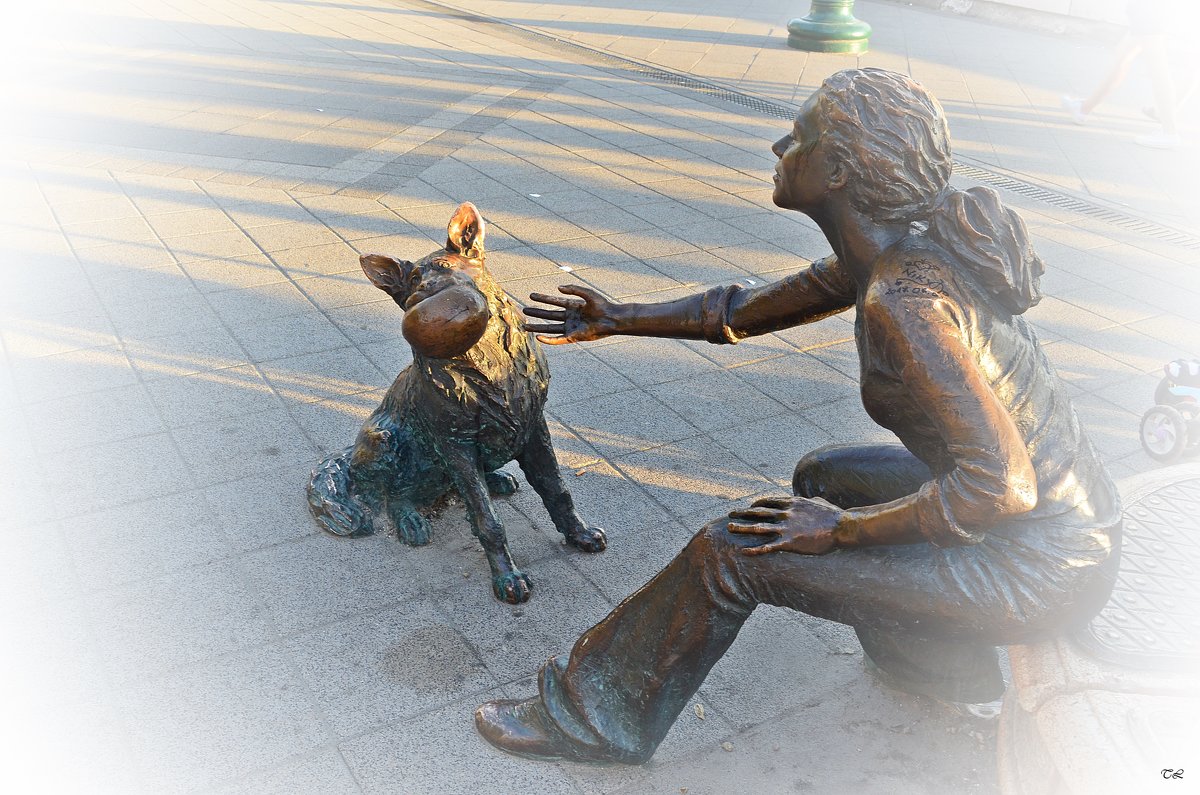 Будапешт. Скульптура "Девочка с собакой" - Татьяна Ларионова