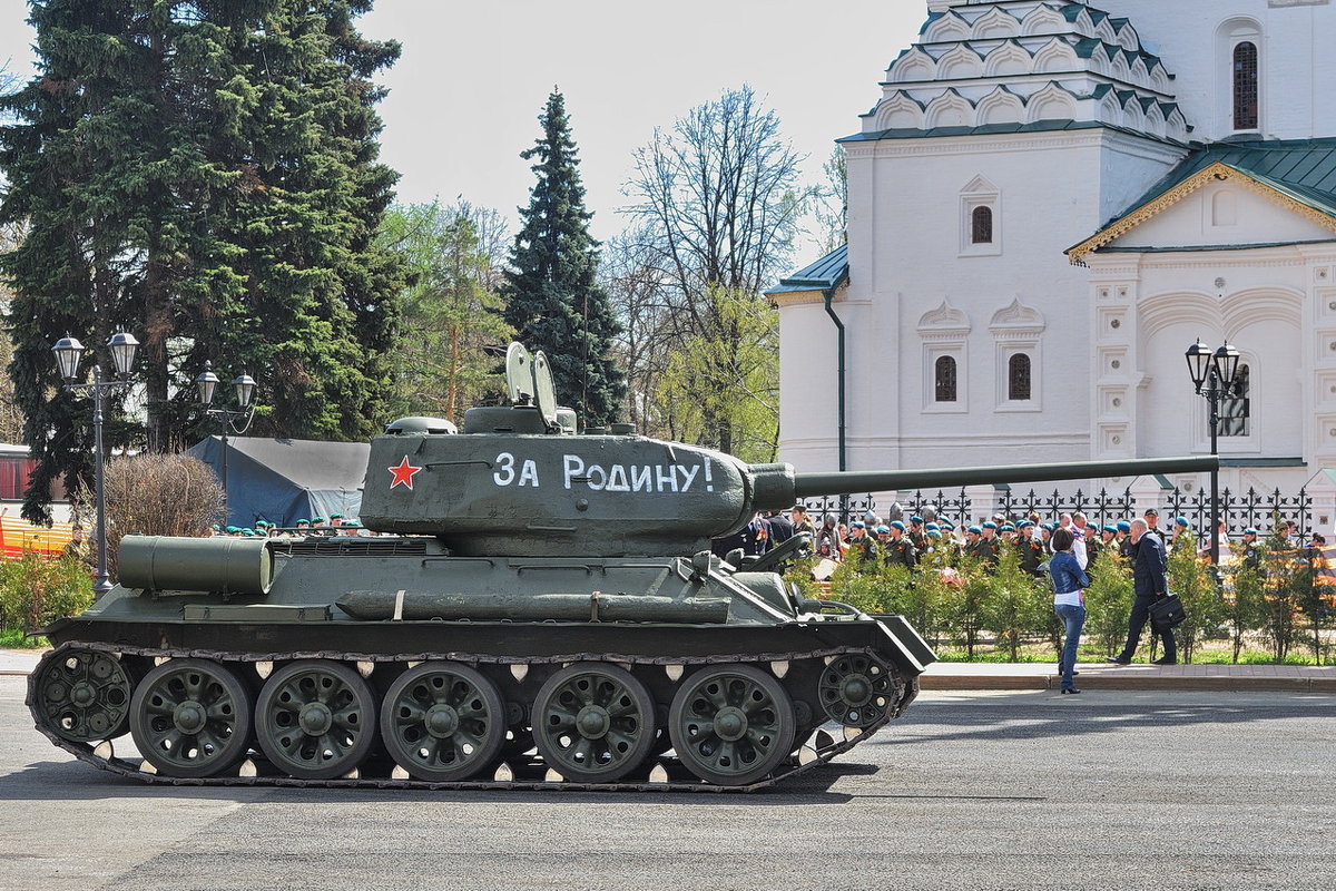 Праздник Победы 9 мая, Советская площадь, танк Т-34 - Николай Белавин