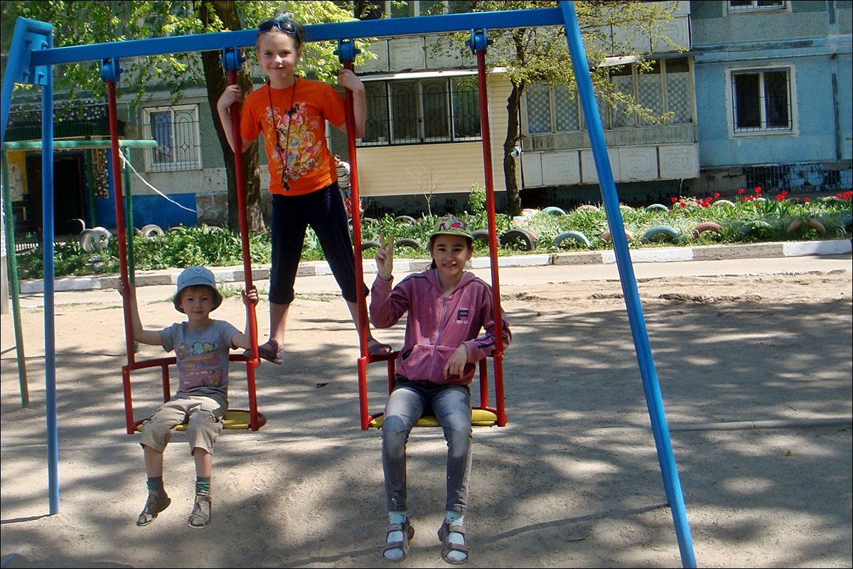 На детской площадке - Нина Корешкова