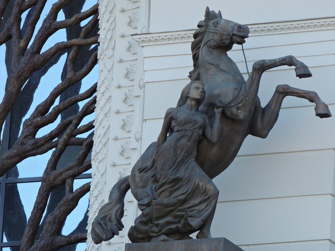 Скульптура дворца земледелцев - Ирина Козлова
