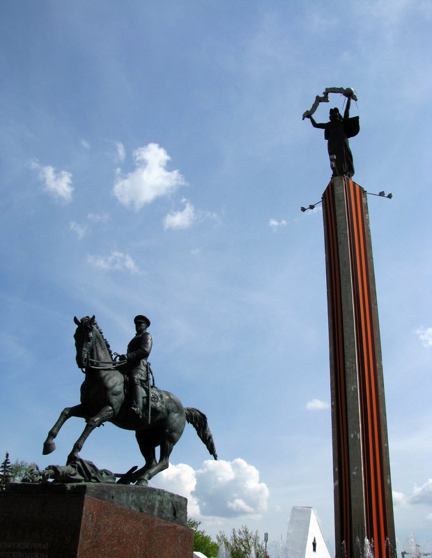 Памятник маршалу Жукову на площади Победы. - Лариса Вишневская