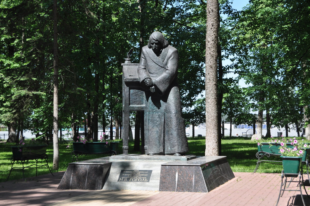 Памятник Н.В.Гоголю. - Лариса Вишневская