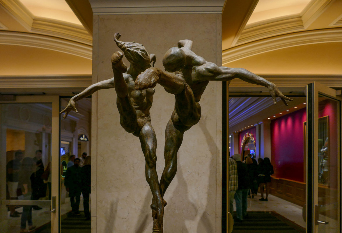 Одна из скульптур у входа в зрительный зал Цирка дю Солей - Юрий Поляков