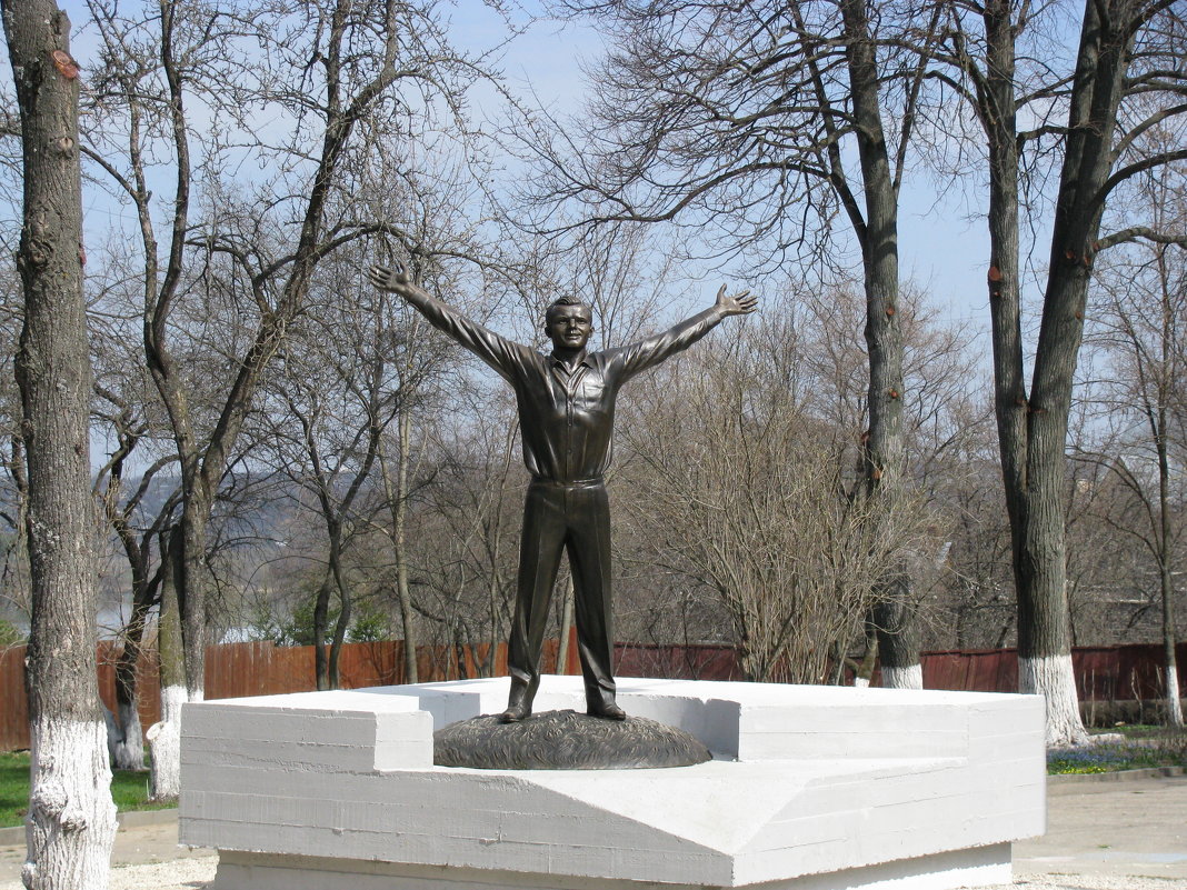 Памятник Ю. Гагарину - Лариса Вишневская