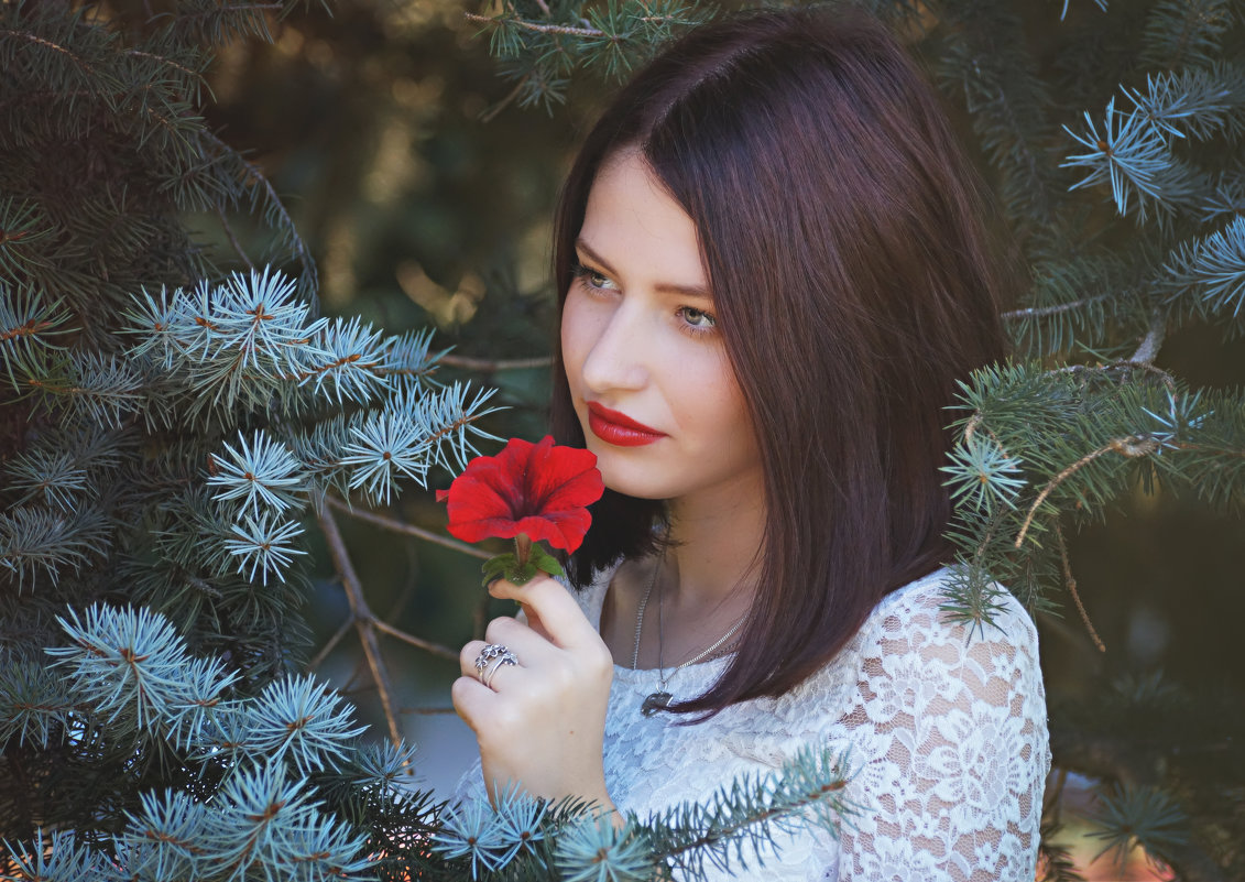 Девушка с цветком - Надежда Журавкова