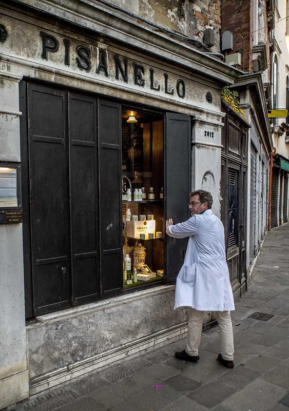 Venezia. Fine della giornata di lavoro farmacie. - Игорь Олегович Кравченко