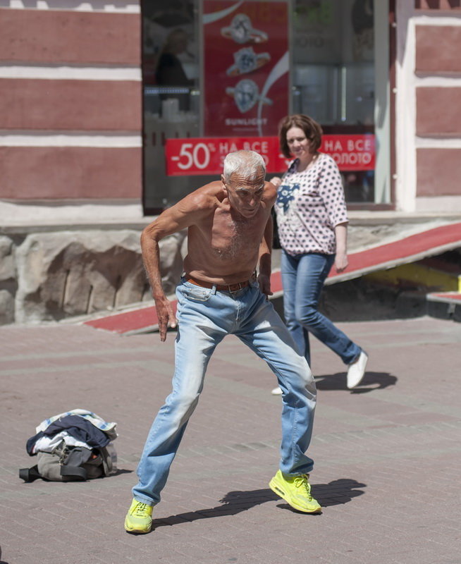 Танцы на улице с оголённым торсом - Александр Степовой 