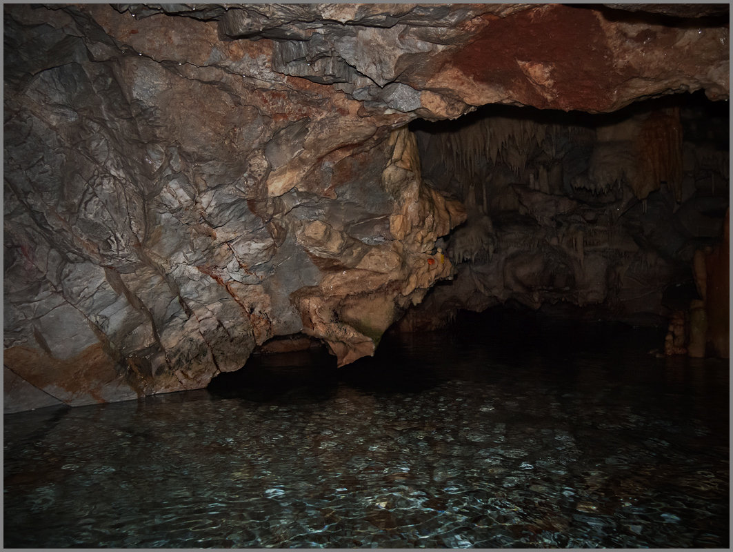 Подземное озеро в пещере Дирос. Греция. - Lmark 