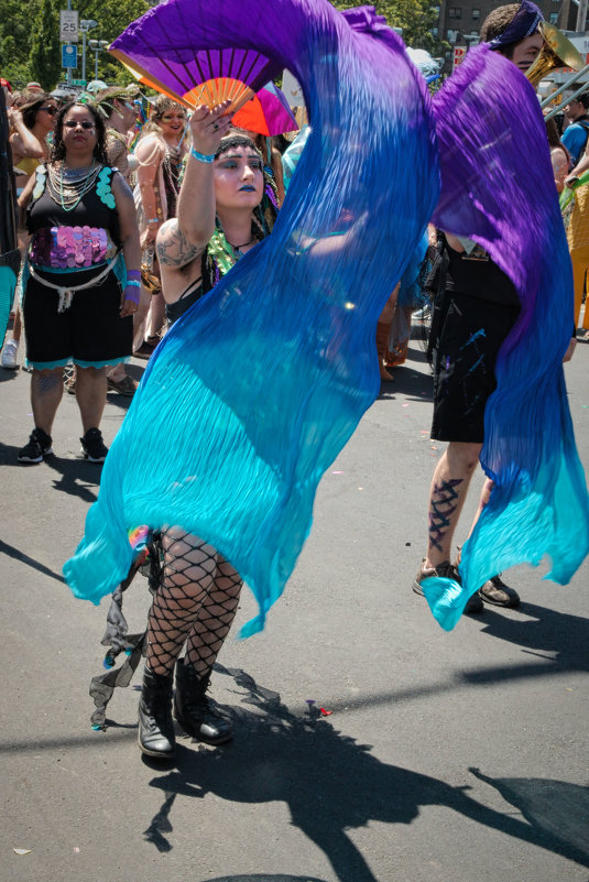 Упражнение с полотнами. На параде русалок на Кони Айлэнд в Брукклине - Олег Чемоданов